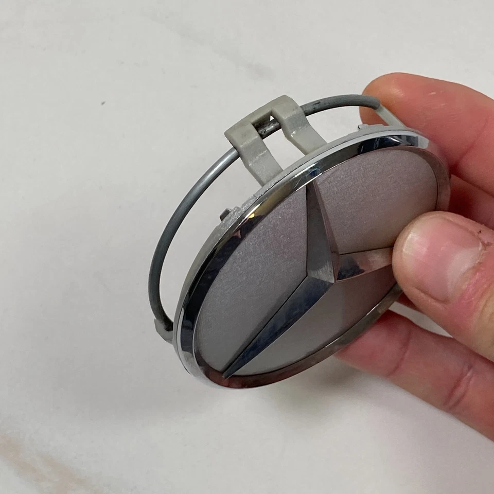 Tapacubos centrales para Mercedes-Benz E430 1996-2002 lado del conductor plástico plateado Foto 2 de 4