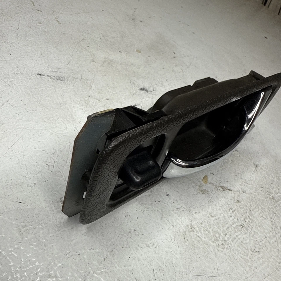 Manija de puerta interior delantera derecha OEM KA7KA8 1991-1995 Acura Legend *marrón* Foto 3 de 4