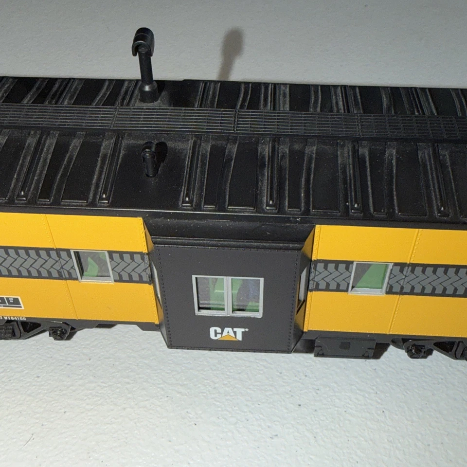 MTH O Scale CAT Caterpillar Bay Window Caboose 20-91363 #2012 Rolling Stock - Image 4 of 4