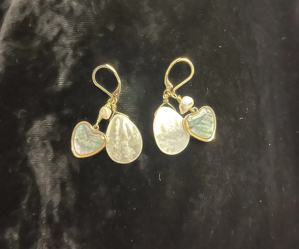 Pendientes colgantes de madreperla y abulón con gancho de palanca chapado en oro de NIA Foto 3 de 3