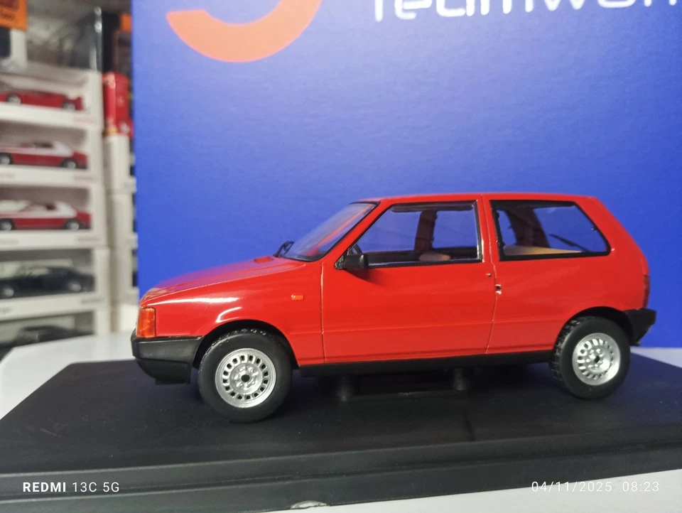 1:24 WHITEBOX Fiat Uno 45 1983 Red Black WB124257 - Immagine 4 di 4