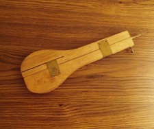VINTAGE SEWING WOOD  BRASS RUG SHUTTLE HOOK ARTS TOOL GIMBEL'S