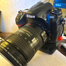 Nikon D300 12.3MP Digital SLR Black 3in Built-In Flash w/18-200mm VR