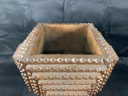 Vintage/Antique “Tramp Art” Carved Wooden Box With Pyramid Detail Reclaimed Wood - Picture 11 of 24