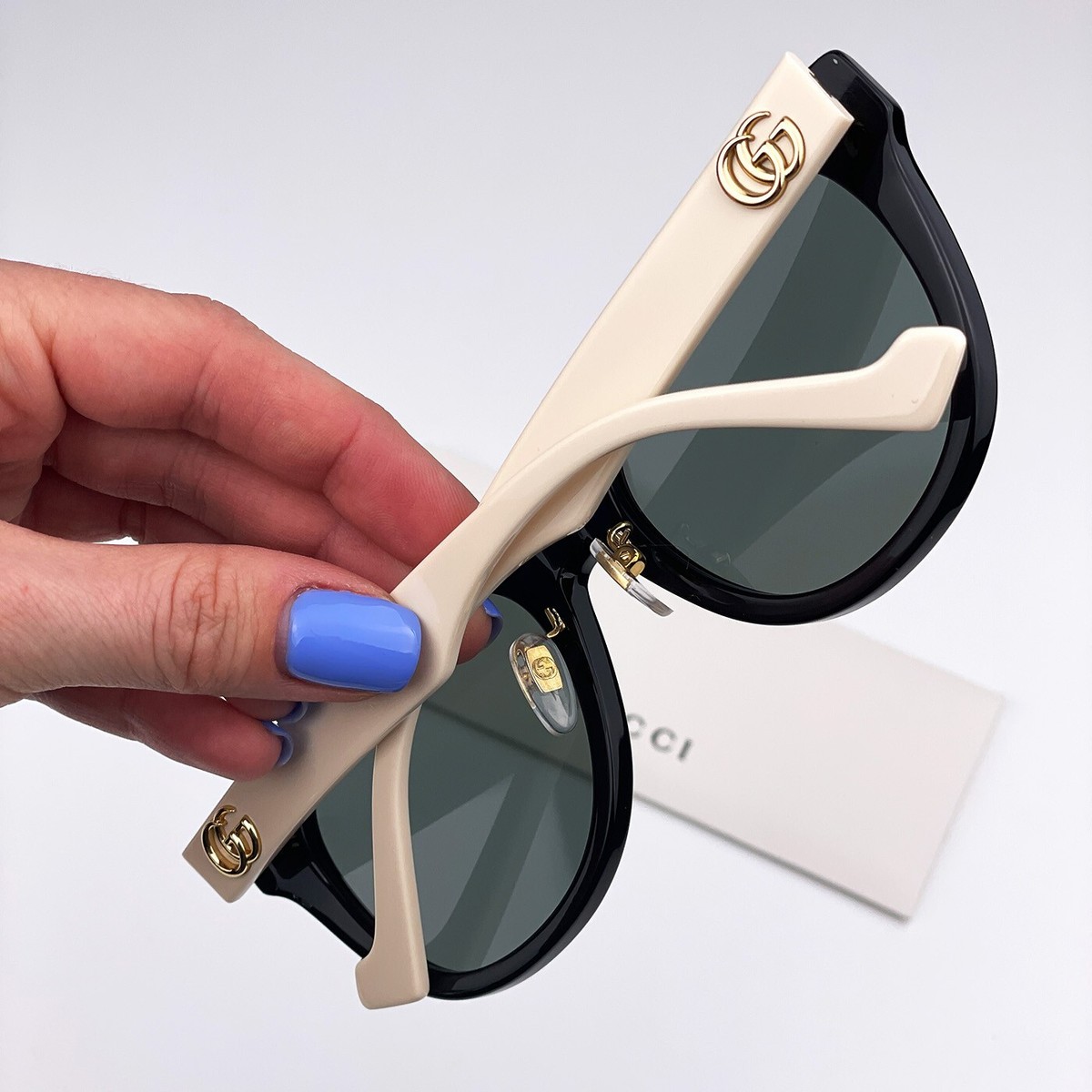 Gucci Women Sunglasses Black White Grey Round LOGO GG1002SK  display picture 1