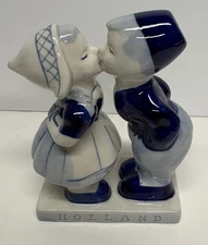 Dutch Kissing Colonial Couple Figurine Holland Boy Girl Vintage Delft Blue #0190