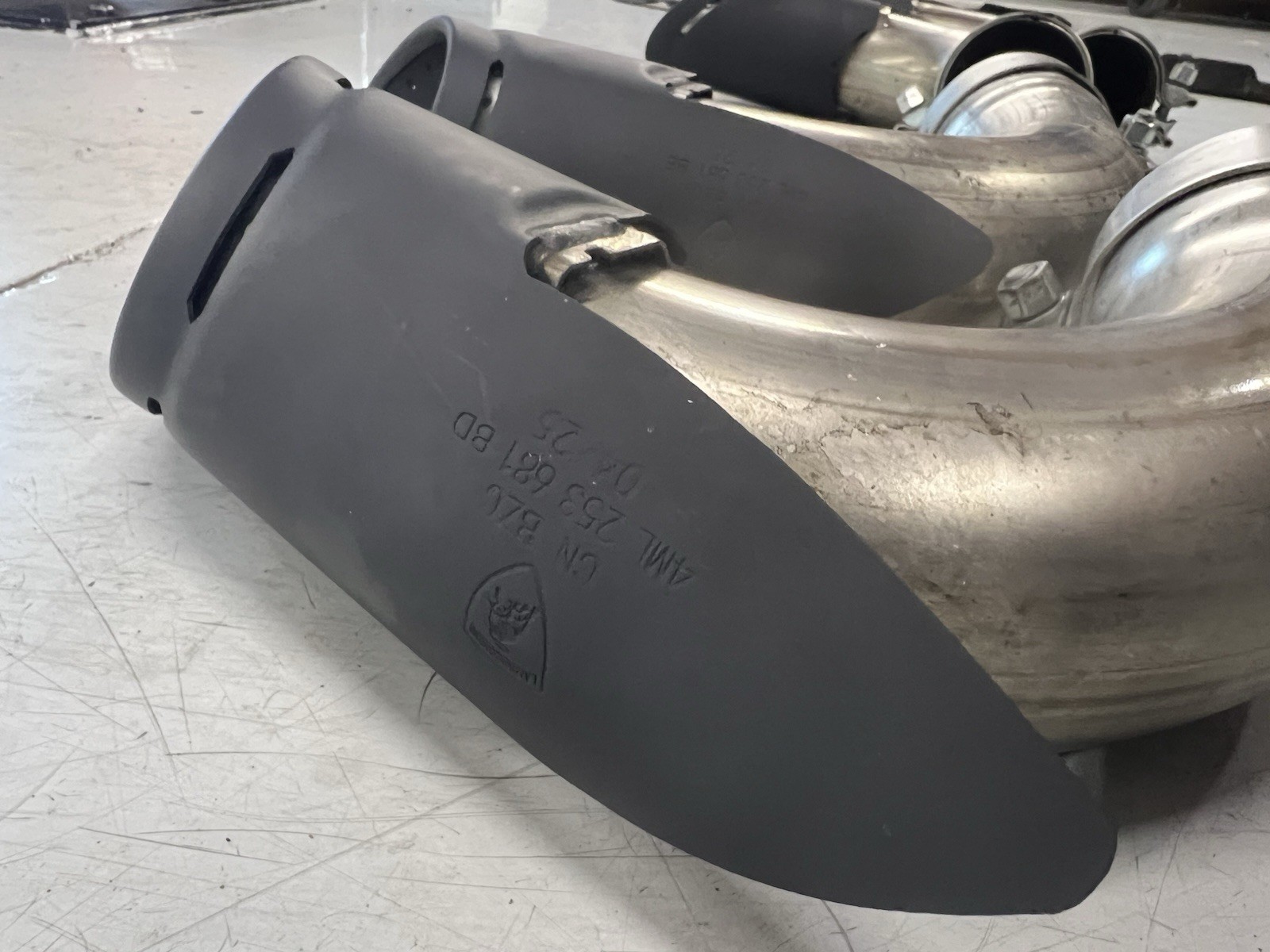 2025 Lamborghini Urus SE Exhaust tips 4 Matte Black Tailpipe Assembly OEM