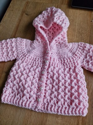 gehäkelter Babymantel mit Kapuze