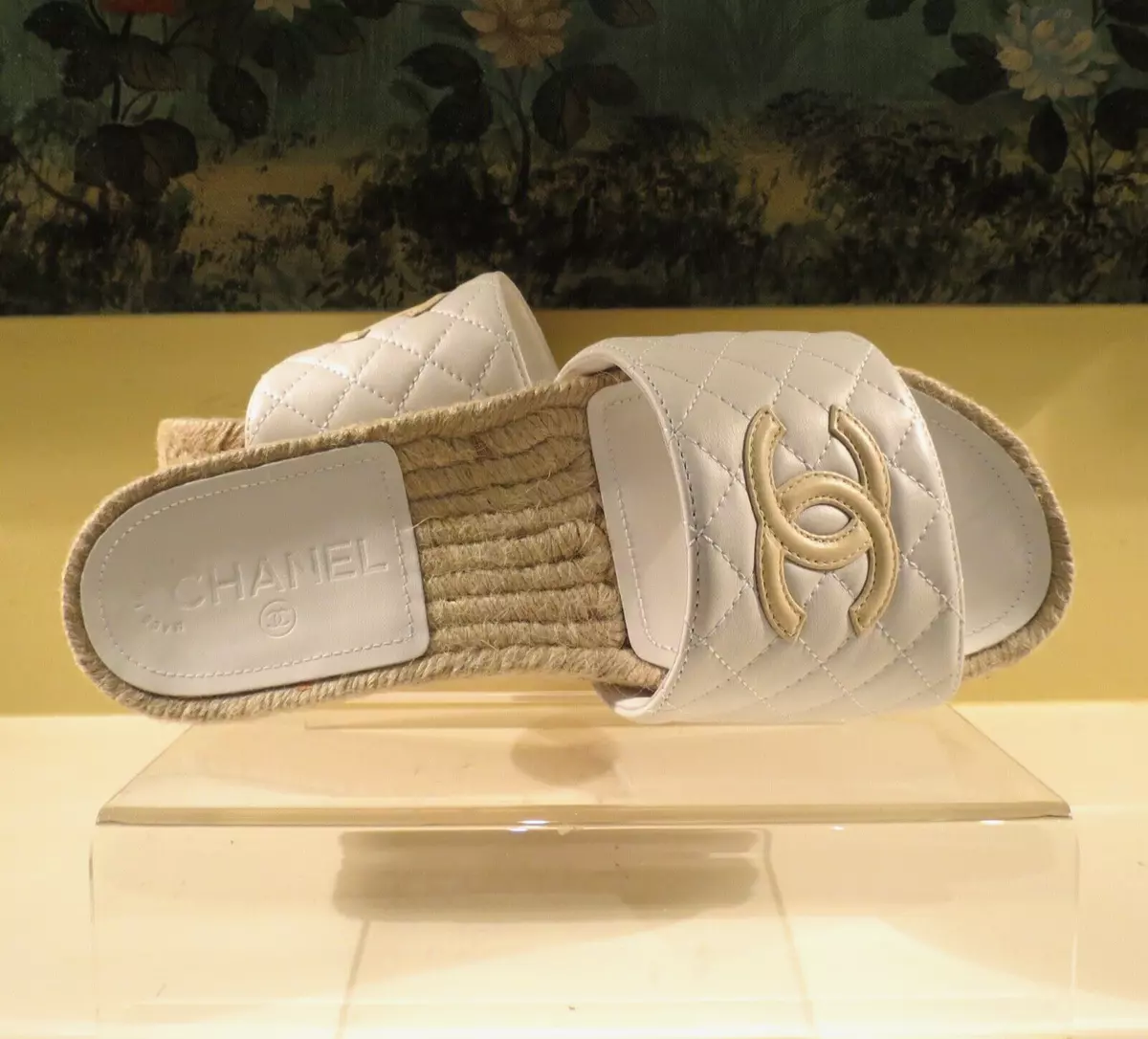 NWB CHANEL WHITE & BEIGE LEATHER CC LOGO ESPADRILLE MULE FLAT SLIDE SHOES  38/8