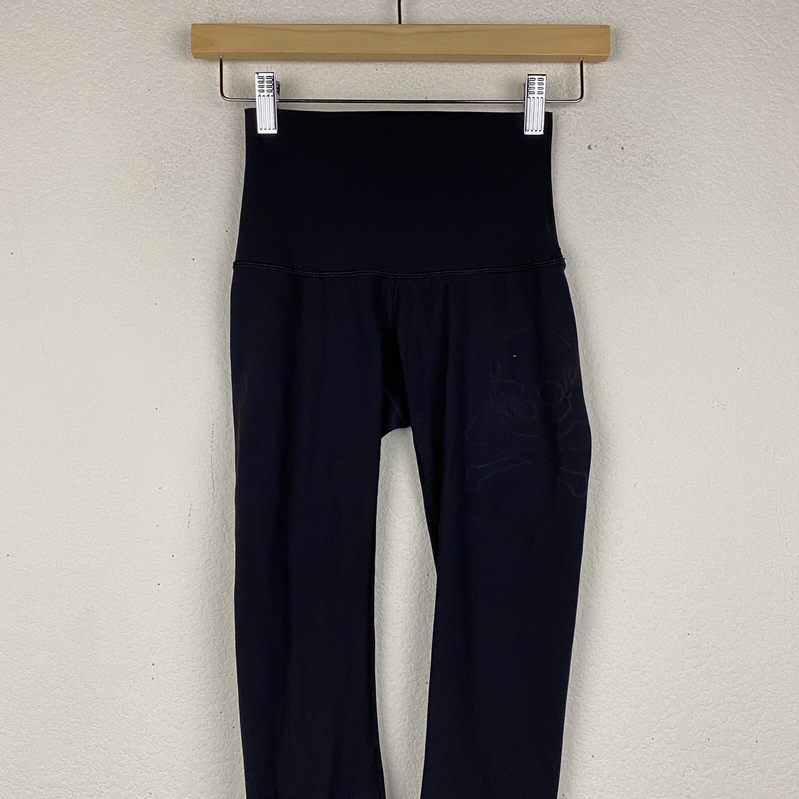 LULULEMON Size 2 Solid Black Luxtreme WUNDER UNDE… - image 1