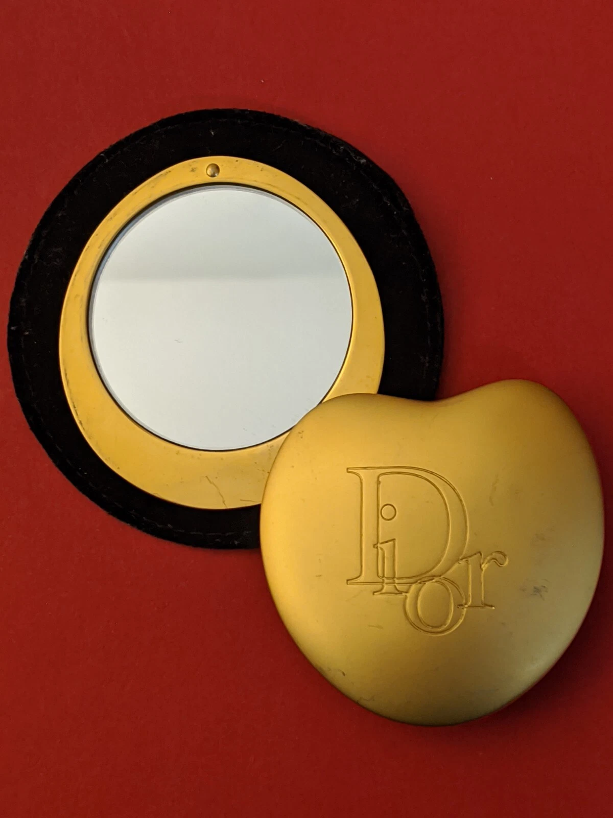 Miroir de maquillage compact coulissant en forme de cœur ton or Christian Dior avec poche feutre