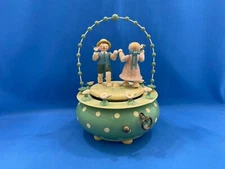 ERZGEBIRGE Wendt Kuhn THORENS Music Box "Dancing Couple" Carved Wood Germany vtg
