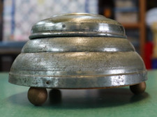 VINTAGE ANTIQUE  POWDER  MUSIC BOX   RETRO DESIGN Plays well. VIDEO