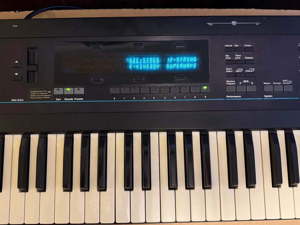 Sintetizador de síntesis de componentes dinámicos Ensoniq VFX Foto 3 de 4