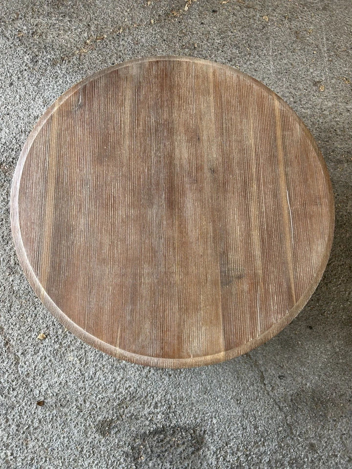 Mesa de cóctel redonda Bassett Premier de madera con estante inferior Foto 4 de 4