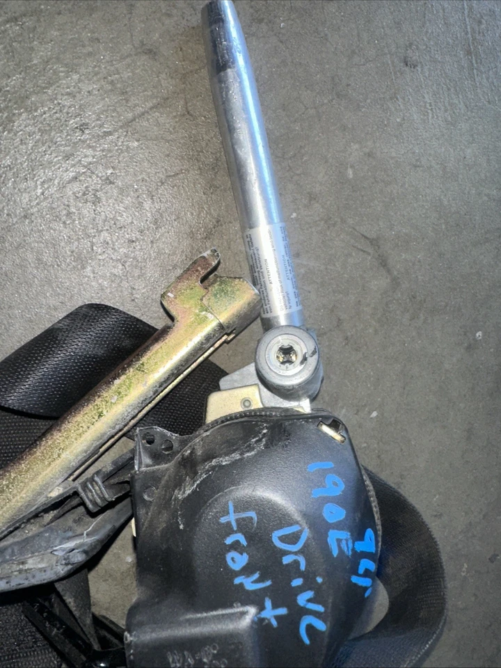 Hebilla cinturón seguridad delantero izquierdo 2018602585 84-93 mercedes-benz w201 190d 190e Foto 2 de 3