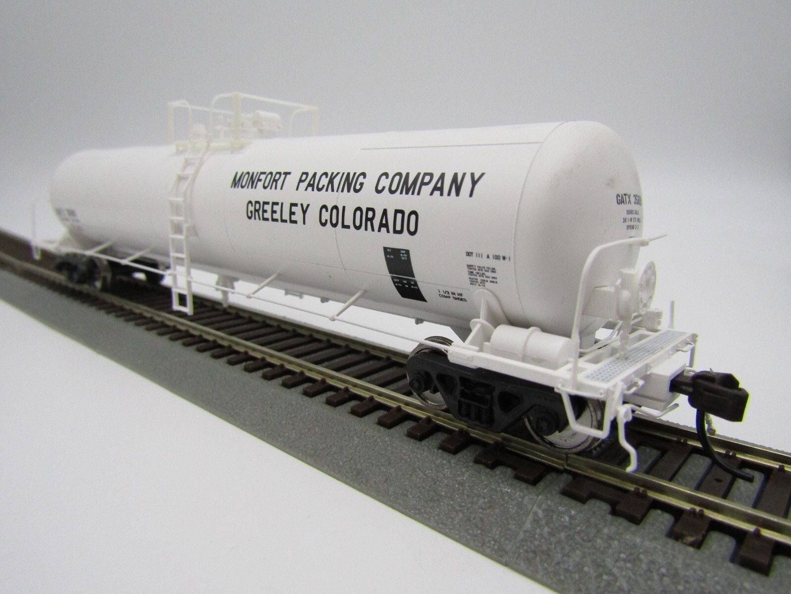 Atlas HO ACF 20,700 Gallon Tank Car - GATX (Monfort with COTS) 35819