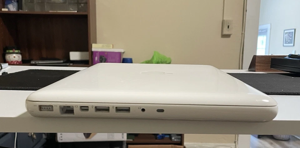 Apple Macbook A1342 13'' Intel Core 2 Duo, 2.26Ghz Laptop, 750GB HD w/DVD RW - Image 4 of 4