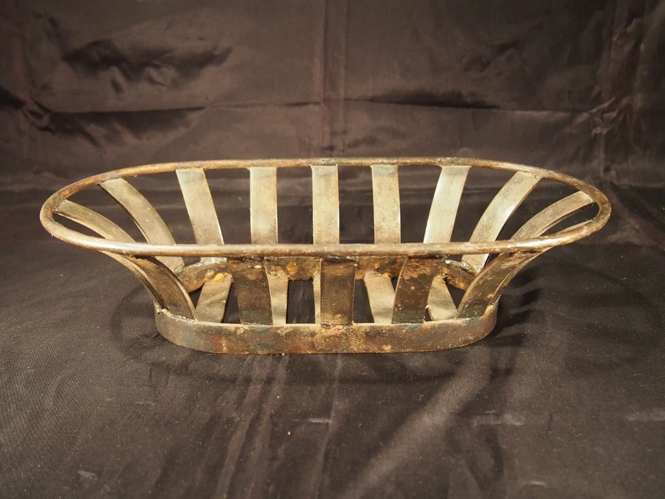 Cesta de exhibición floral soldada de metal de arte popular 14 x 7 x 5 Foto 2 de 4