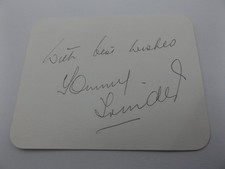 TARJETA BLANCA DE 4,5" X 3,5" FIRMADA POR TOMMY TRINDER - ACTOR DE CINE DE TV