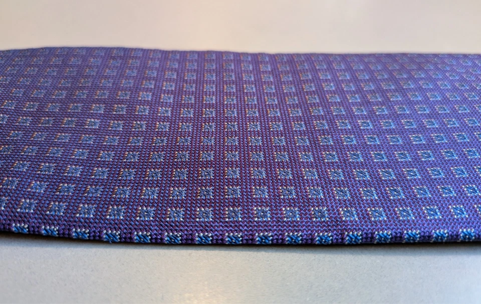 Corbata Thomas Rosa Seda Púrpura con Pequeños Cuadrados Azules 3.25 x 59" Inglaterra Foto 2 de 4
