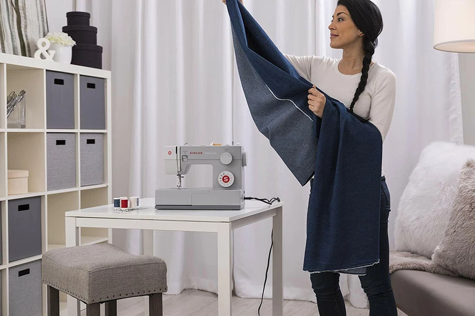 Singer Heavy Duty 4411 Sewing Machine with 11 Built-in Stitches, Metal Frame  - Image 2 of 4