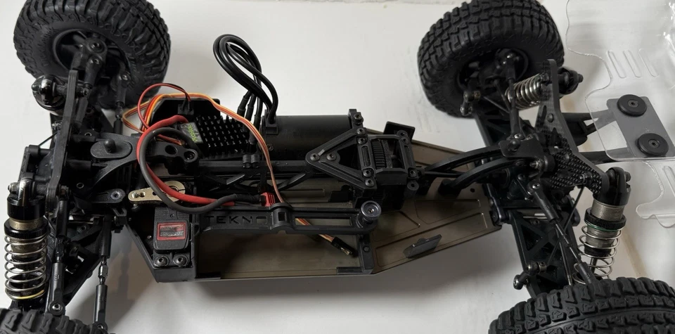 1/10 TEKNO 4WD Buggy + NEW KR6608 Body EB410 Cepek Mud Tires JConcepts & EXTRAS - Image 4 of 4
