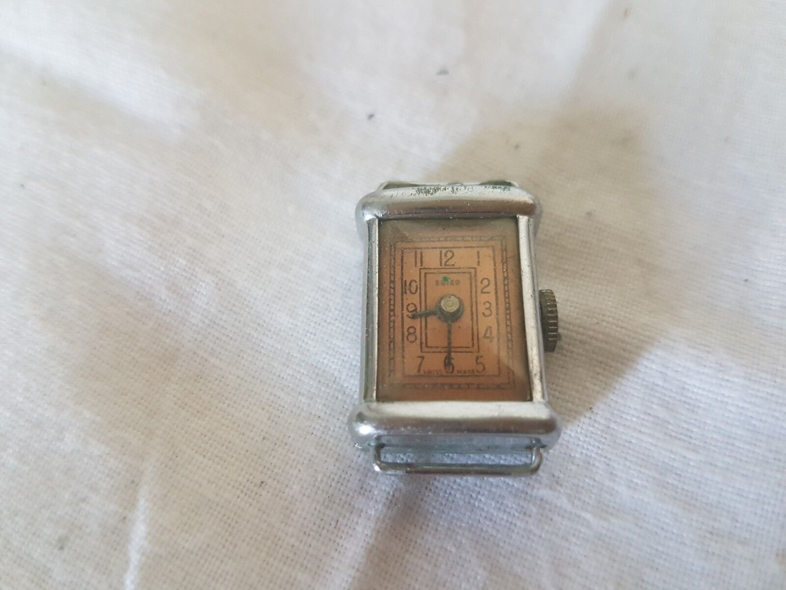 Aus einer Auflösung: schöne Suizo Swiss Made Armbanduhr