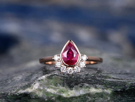 Anillo de compromiso de diamantes naturales rubí talla pera de 1,25 quilates de oro blanco de 14 quilates talla 8 Foto 2 de 4