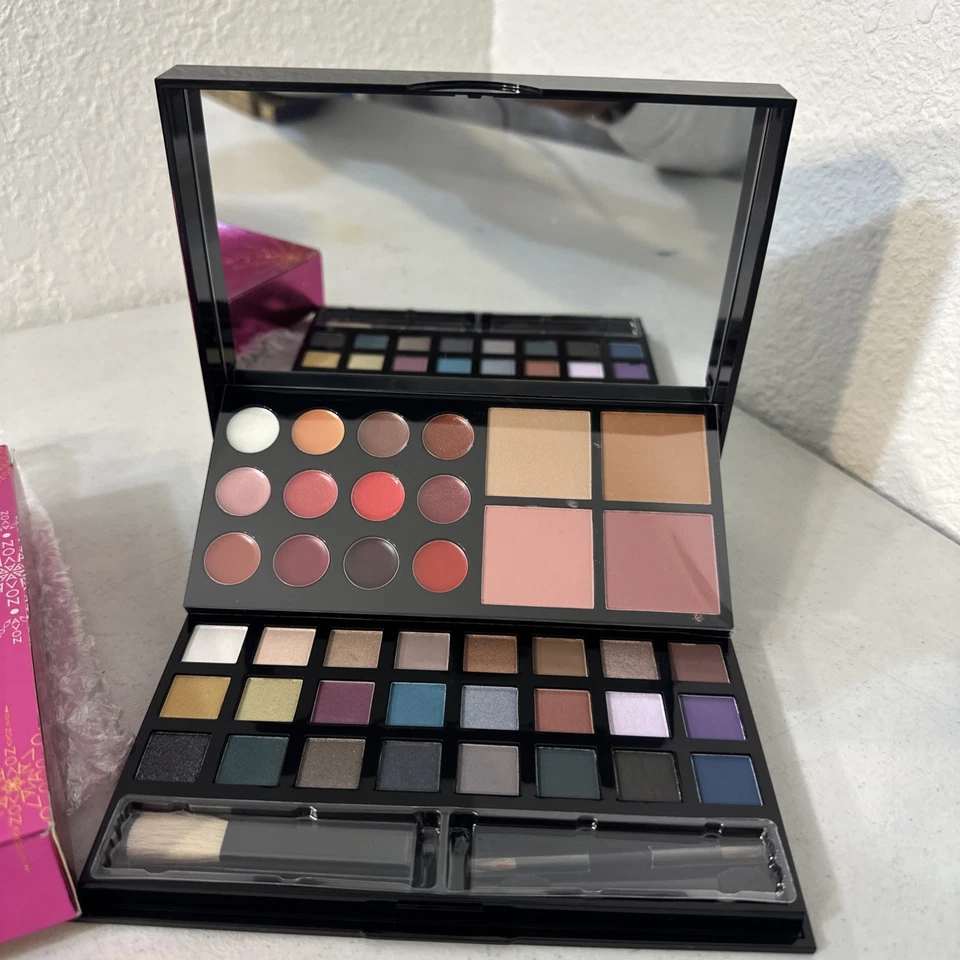 Avon Makeup Studio Palette New Damaged Box - Image 3 of 4
