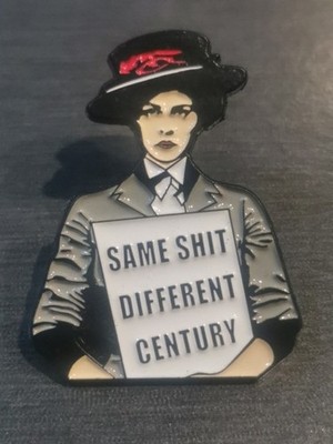 SUFFRAGETTE SAME SHIT DIFFERENT CENTURY FUNNY Anstecknadel Aufnäher Neu Hochwertig