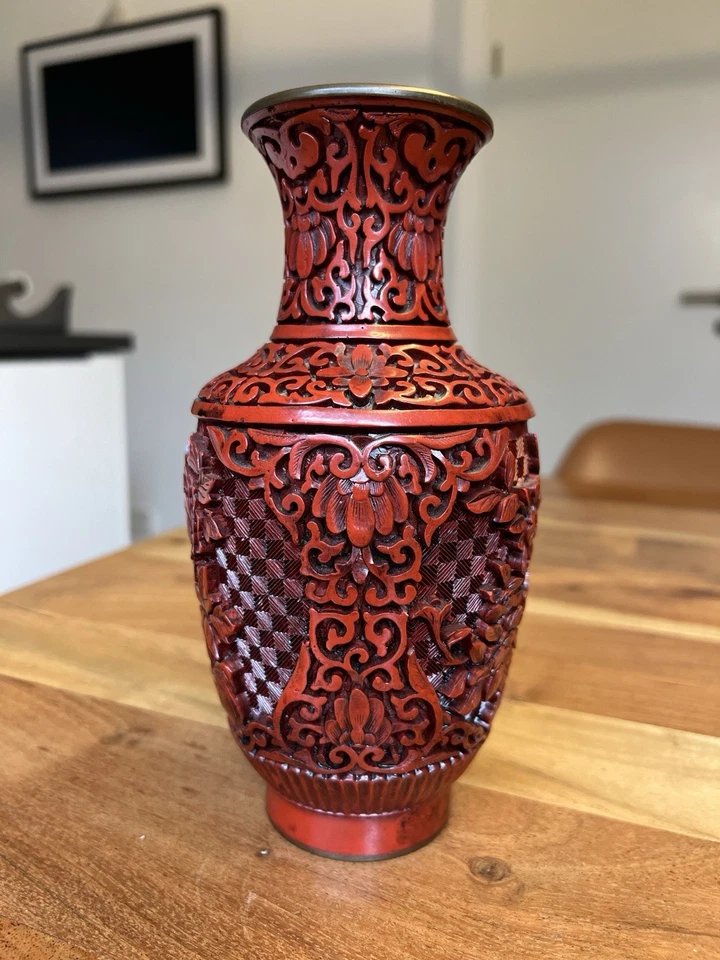Schöne Chinesische Rotlackvase, Messingkorpus China, geschnitzt Pflanzen-Dekor - Bild 4 von 4