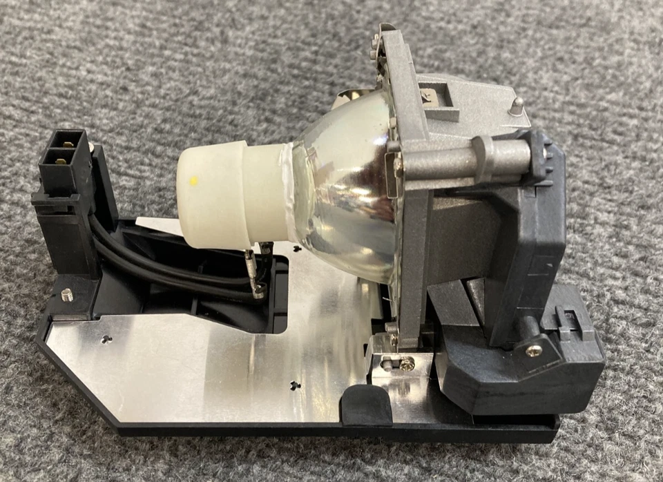 Lámparas Electrificadas X0013D0DR9 Lámpara Proyector Repuesto NP-30LP - Caja Abierta - Foto 2 de 3