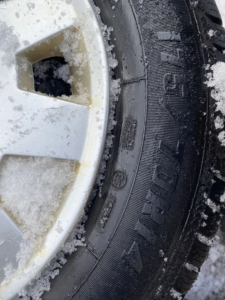 4er Satz Winterreifen + Radkappen / Autoreifen für Opel Corsa - Bild 3 von 4