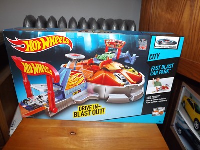 HOT WHEELS FAST BLAST CAR PARK INCLUDES 1 VEHICLE PART OF TRACK SYSTEM NIB