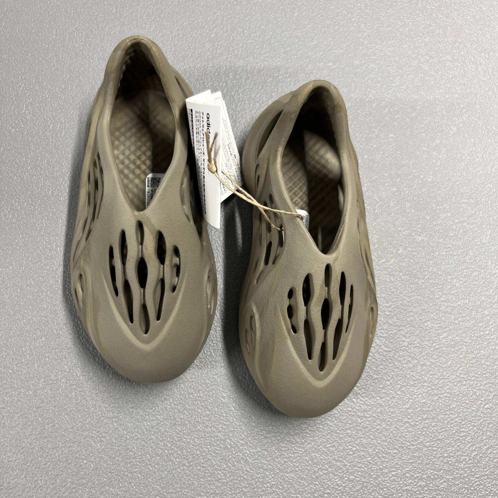 Taglia 9 bambino Adidas Yeezy Foam RNNR (Stone Sage)