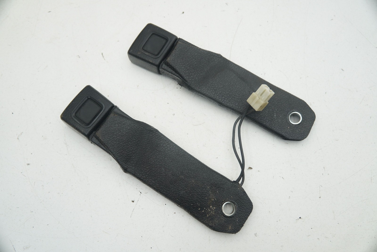 Set 2 Front Left Right Seat Belt Buckle Receiver Ferrari Mondial Cabriolet 1985