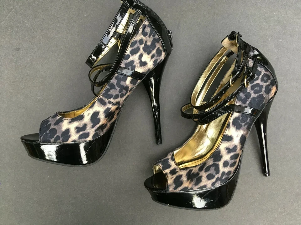 Tacones de aguja BAMBOO de leopardo con tiras y cremallera trasera charol negro punta abierta Foto 3 de 4