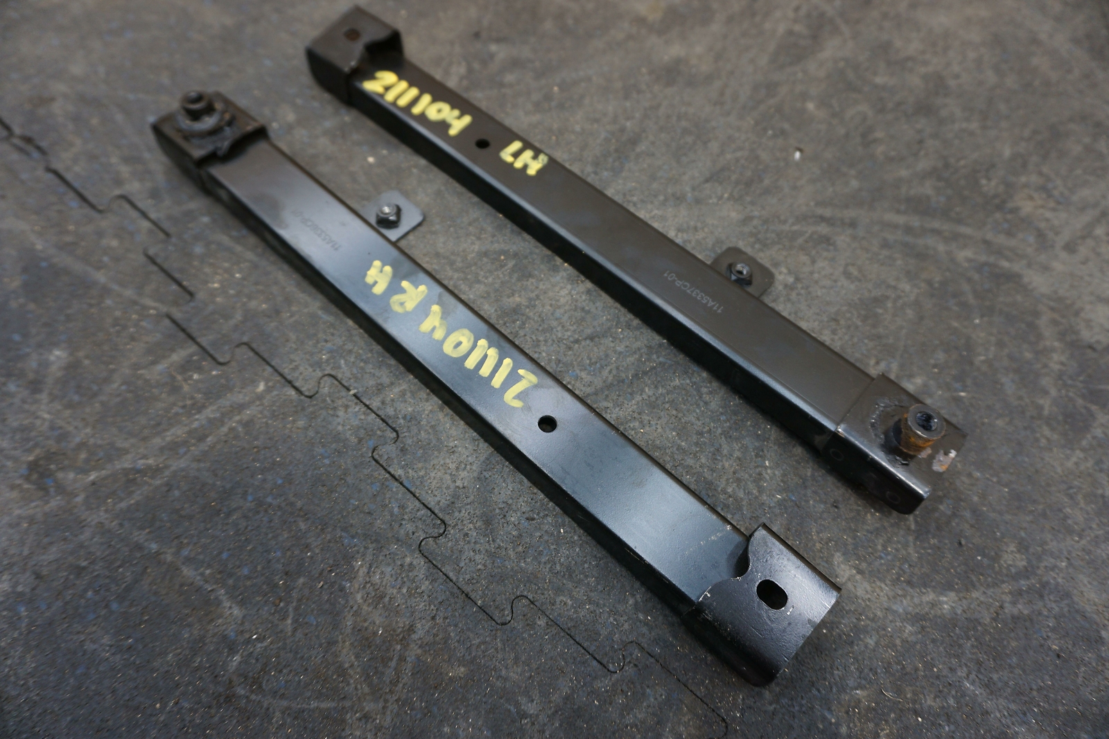 Set Left Right Door Mounting Bracket 11A5336CP.01 11A5337CP.01 McLaren 650s 16