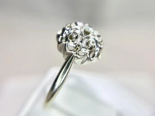 Anillo de cóctel pequeño vintage de diamantes redondos naturales de oro blanco de 14k Foto 4 de 4