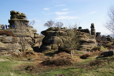 Foto A3 Felsformationen bei Brimham Rocks Schmelzthäuser grob das Zentrum c2013