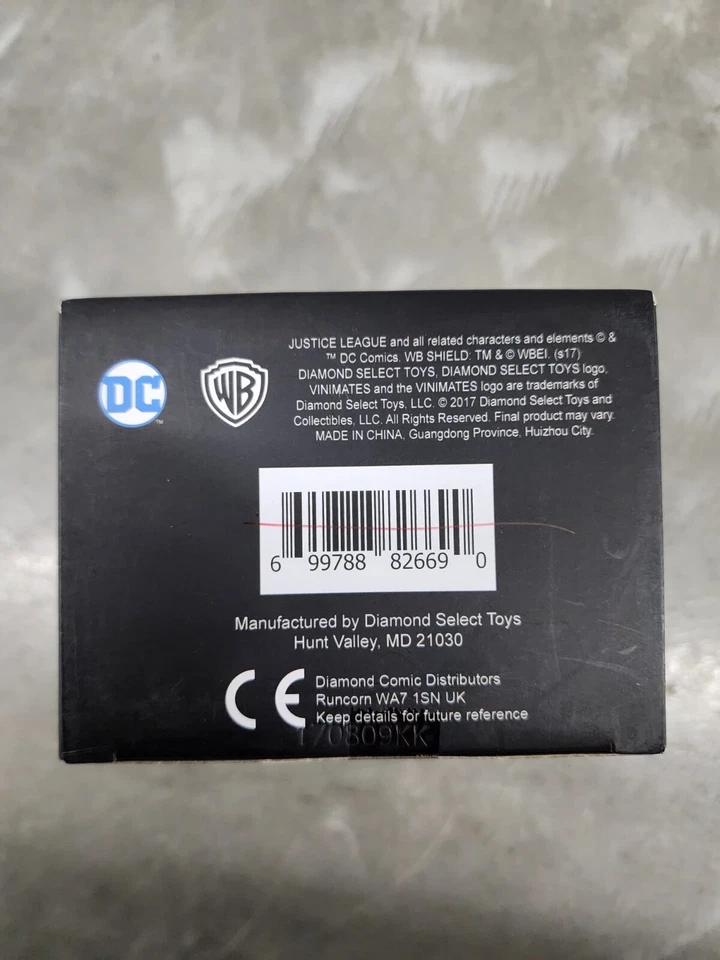 DC Justice League Vinimates Battle Damaged Batman & Batman Bundle - Image 3 of 4