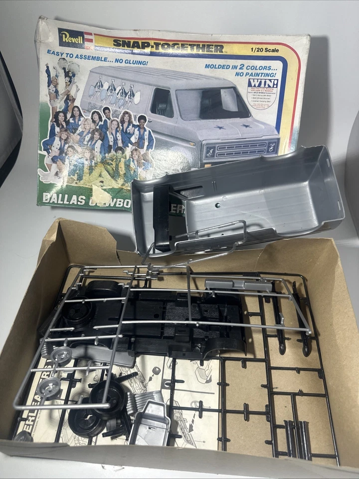 Revell Dallas Cowboys Cheerleader Van 6405 1/20 Scale 1979 Parts Only See Pics - Image 3 of 4