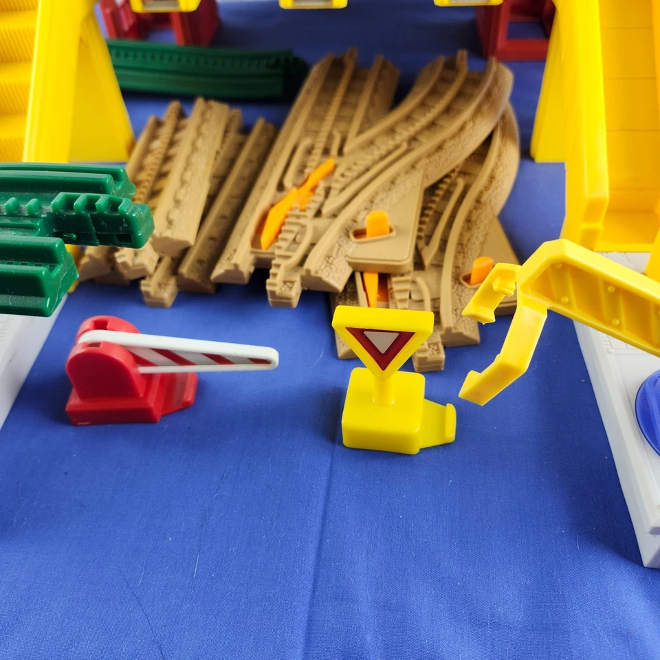 Здание терминала Центрального вокзала Geotrax Fisher-Price с путями и дополнениями - Изображение 4 из 4