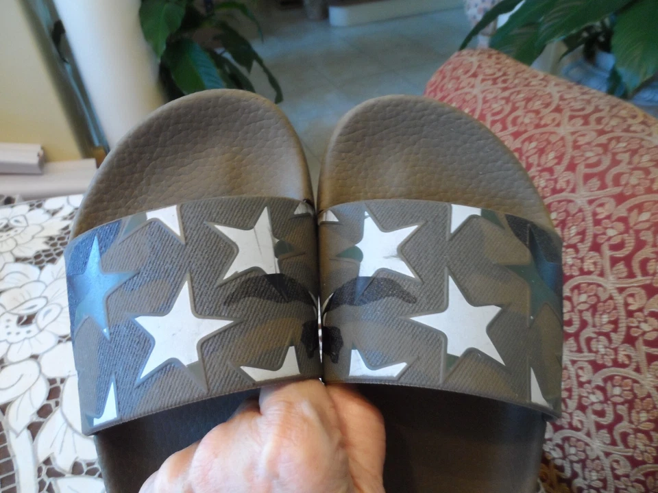 Diapositivas de goma con estampado de camuflaje verde militar Valentino Garavani talla 38 Foto 4 de 4