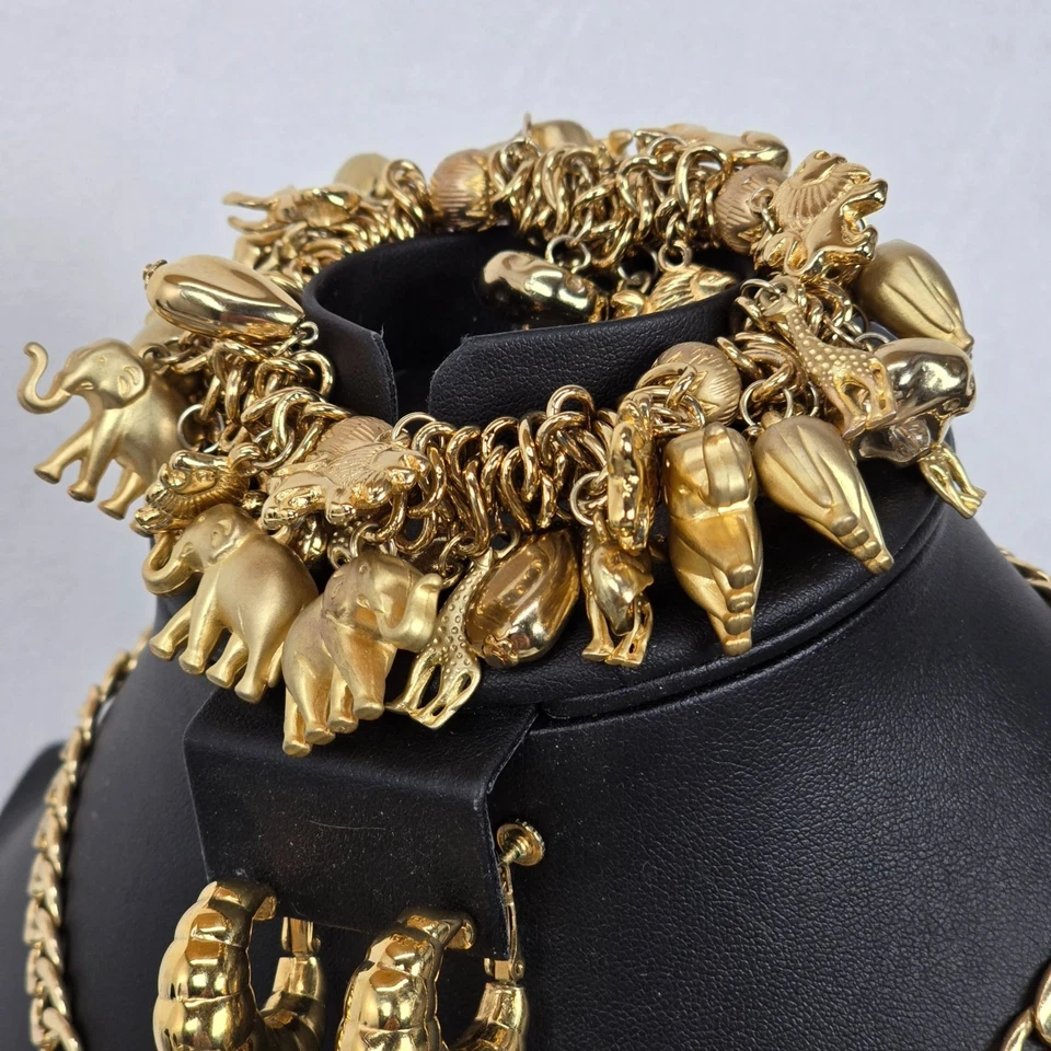 Pendientes de aro Napier, pulsera con dije de joyero J.C. y collar de cadena en tono dorado Foto 2 de 4