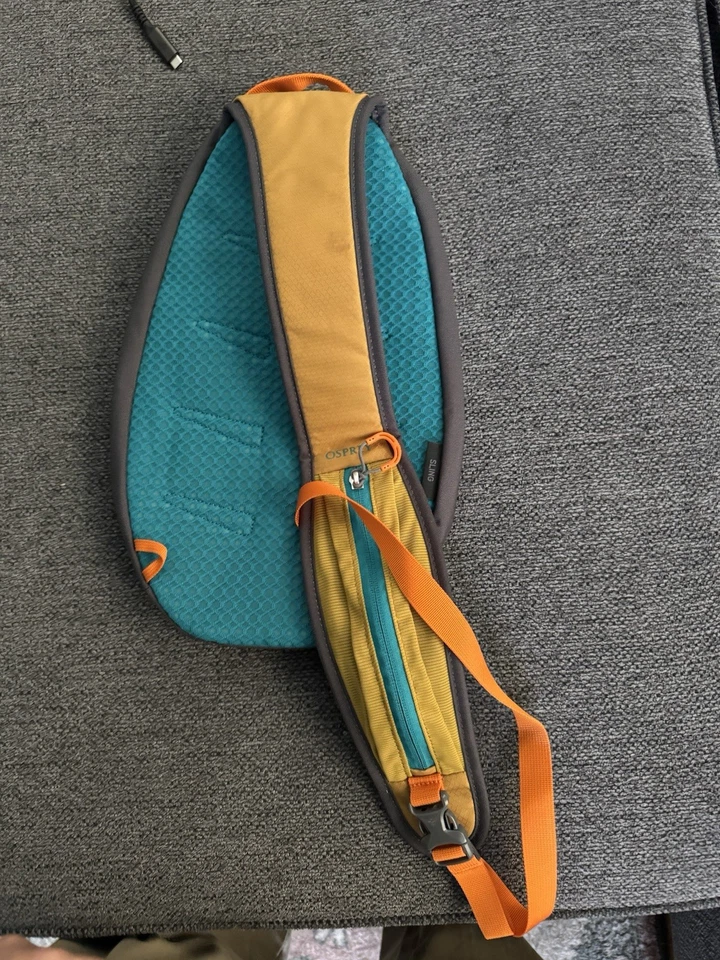 Osprey Daylite Earth Shoulder Sling for Men and Women - Image 2 of 2