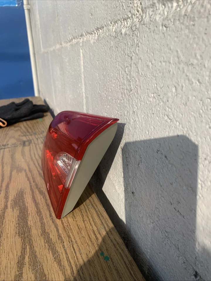 Nissan Sentra 2015-2019 LÁMPARA TRASERA INTERIOR DERECHA LENTE OEM Foto 3 de 4