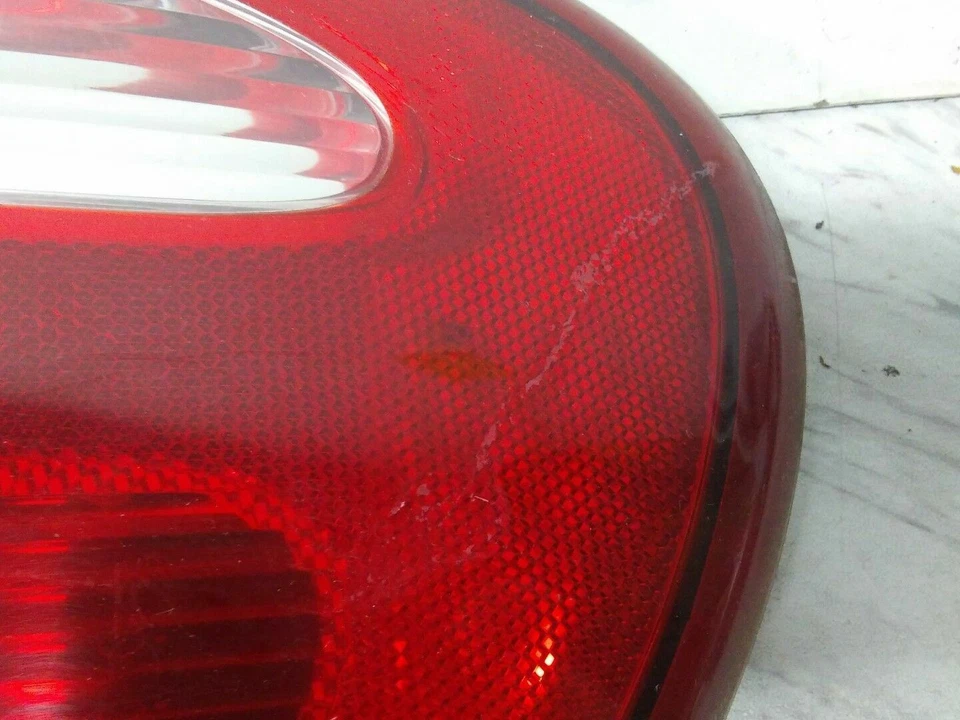 Lámpara de luz trasera derecha Dodge Caravan Plymouth Voyager Town & Country 2001-2003 Foto 2 de 4