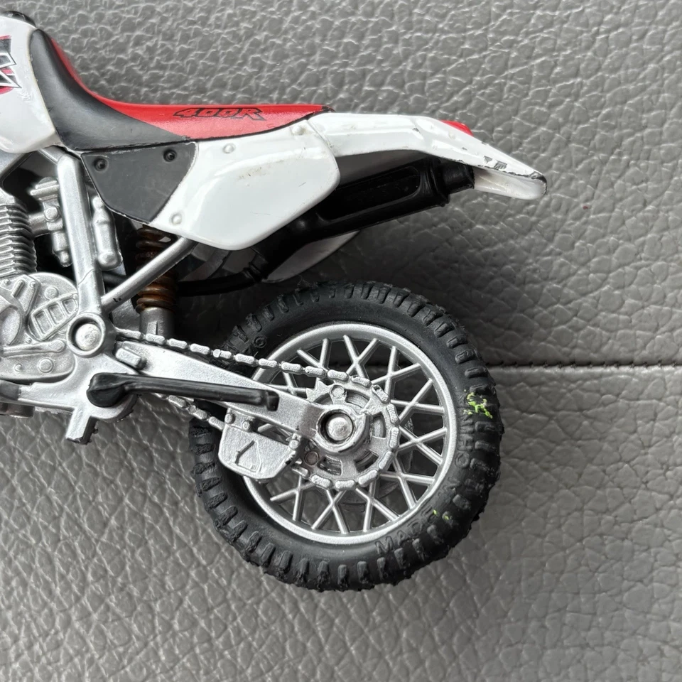 Honda XR400R White/ Red Motorcycle Model, Motormax Scale 1:18 MISSING PARTS - Image 3 of 4